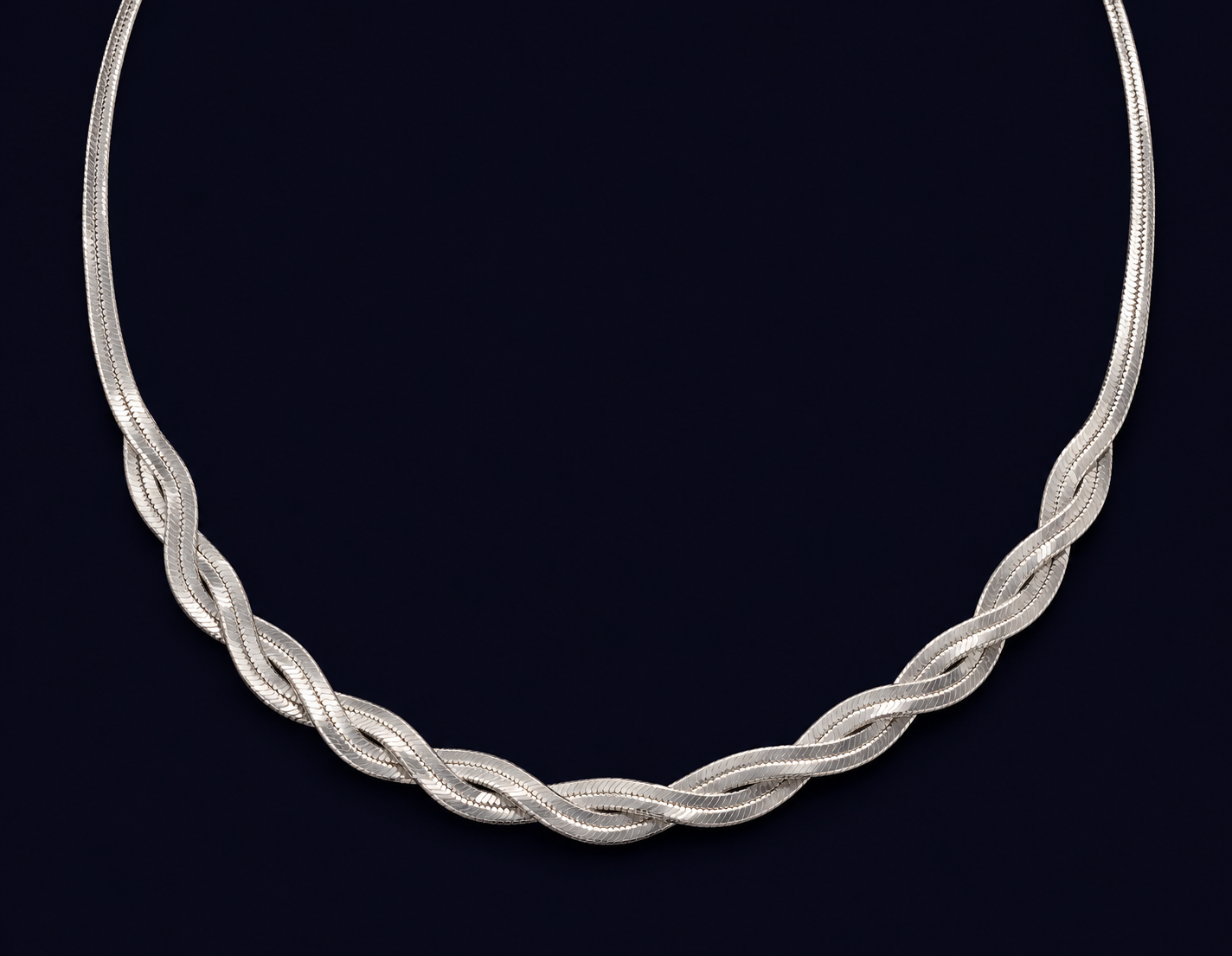 Colar com faixas entrelaçadas na parte frontal e superfície de textura fina.
