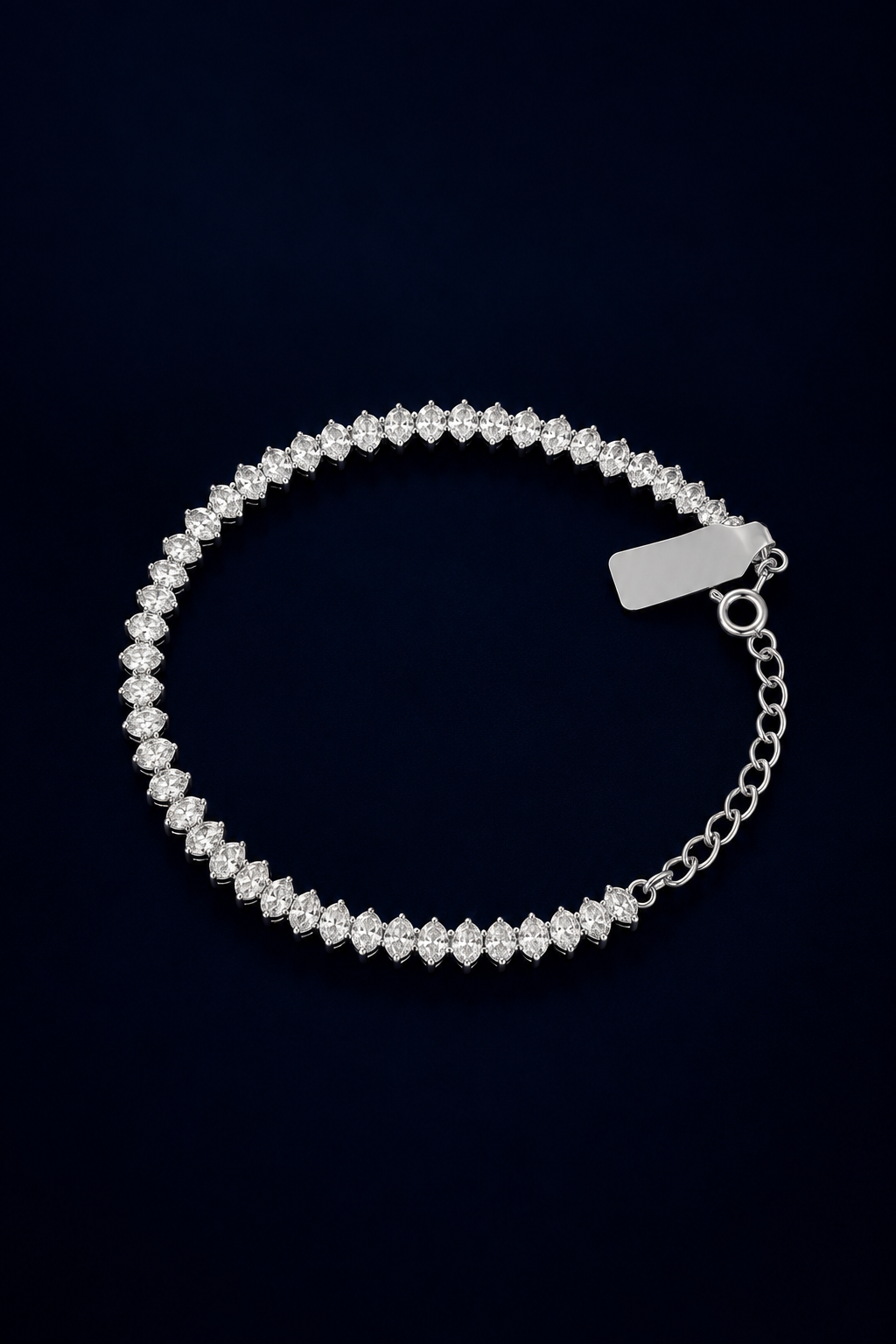 Pulseira com sequência de elementos redondos brilhantes, disposta em círculo sobre fundo escuro.