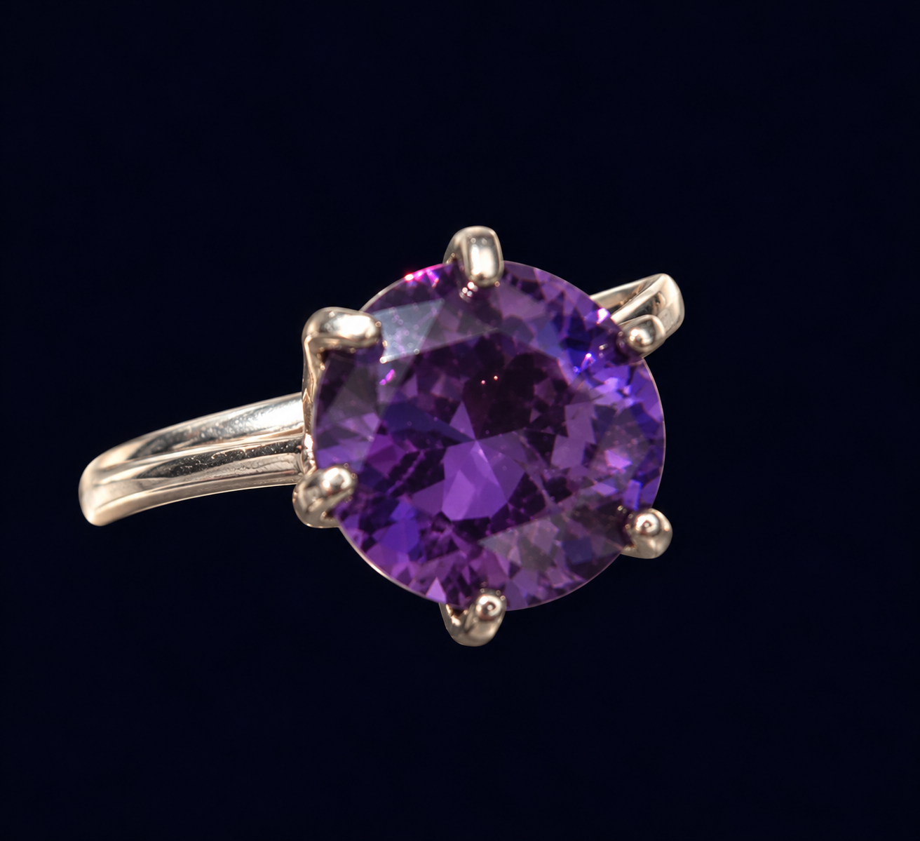 Anel com centro redondo facetado violeta em destaque, preso por garras visíveis, sobre fundo escuro.